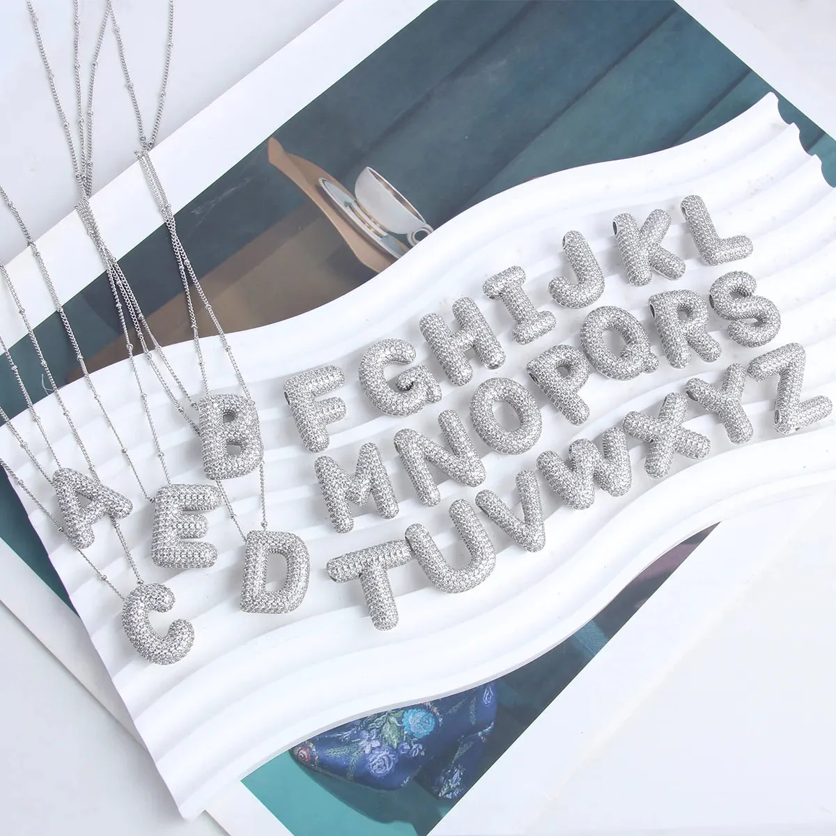 Zestaw naszyjników z inicjałami Bubble Letter | Białe złoto - Image 4